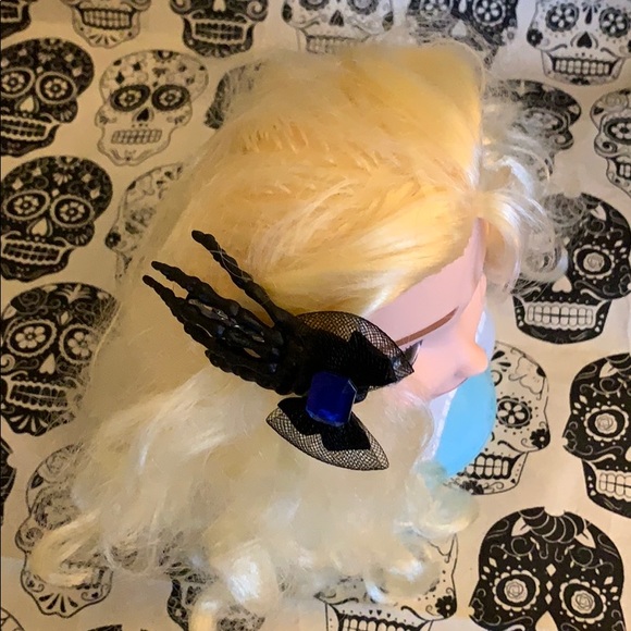 Black skeleton hand hair clip with blue jewel 💎 - Picture 10 of 16